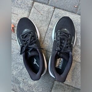 Black athlete Shoes size US8 as new